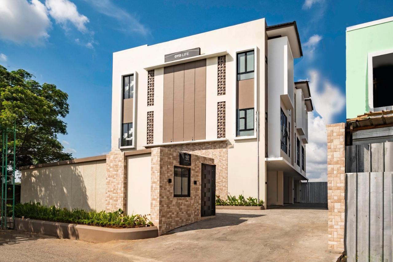 Oyo Life 2673 Rosewood Residence Karawang Exterior foto