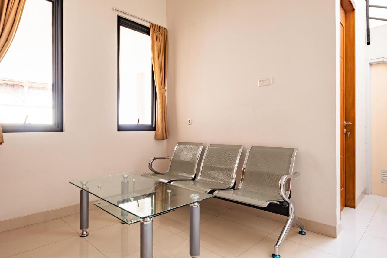 Oyo Life 2673 Rosewood Residence Karawang Exterior foto